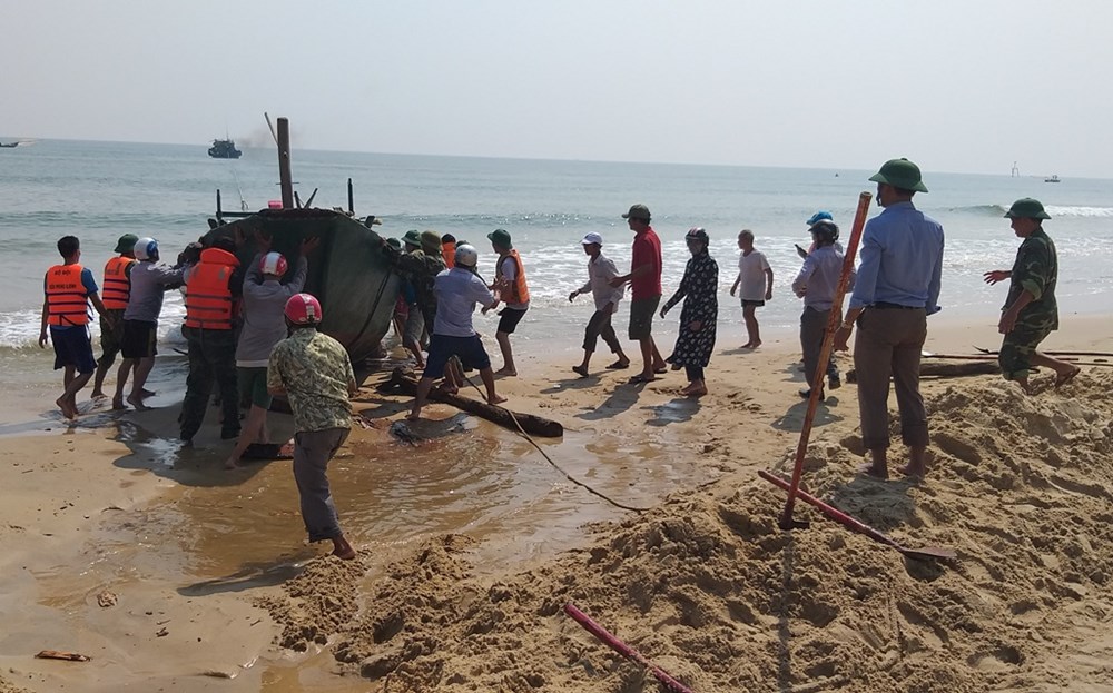 Giúp ngư dân kéo tàu cá mắc cạn ra biển an toàn - ảnh 1
