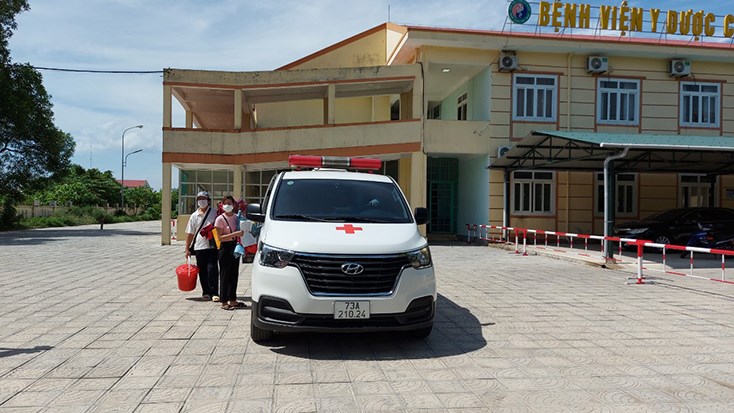 Quảng Bình: 3 bệnh nhân Covid-19 đầu tiên khỏi bệnh được xuất viện - ảnh 1