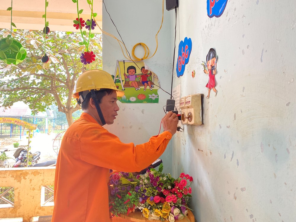 Hỗ trợ sửa chữa, thay thế hệ thống điện tại các trường học và trạm y tế vùng lũ - ảnh 1
