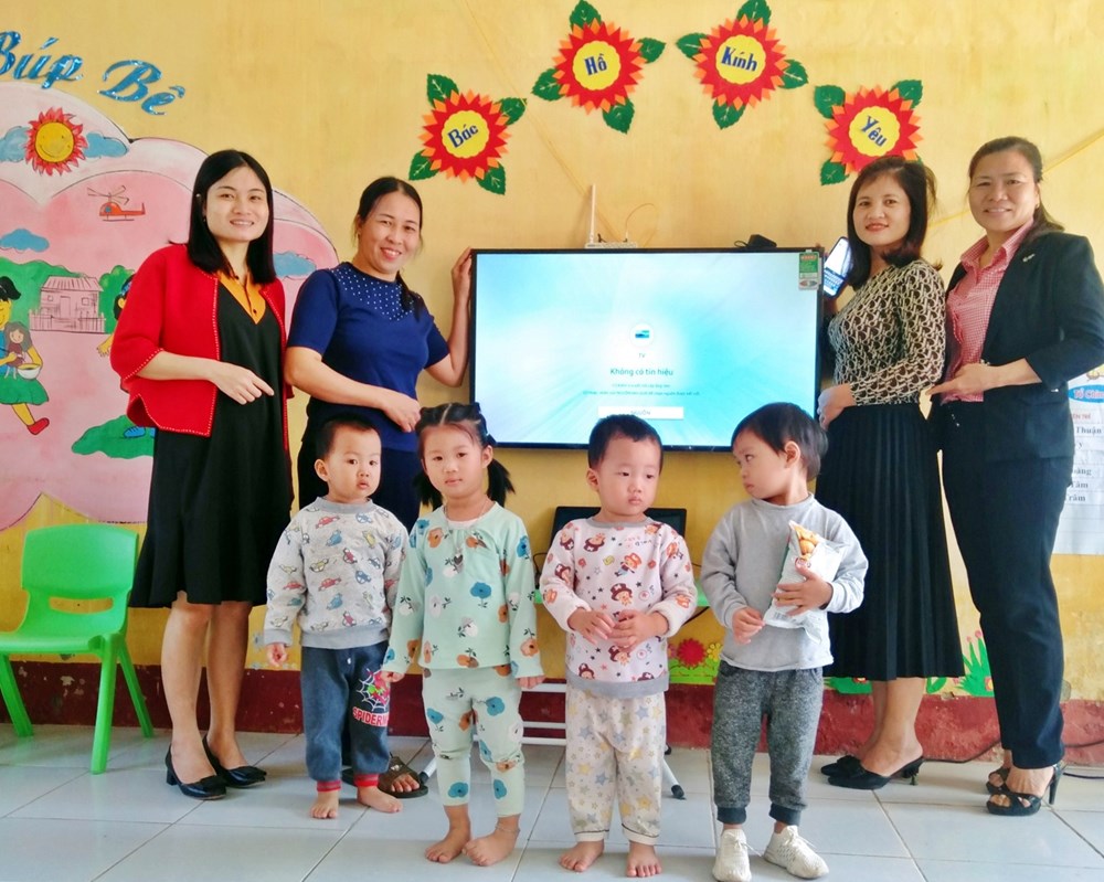 Hỗ trợ sửa chữa, thay thế hệ thống điện tại các trường học và trạm y tế vùng lũ - ảnh 2