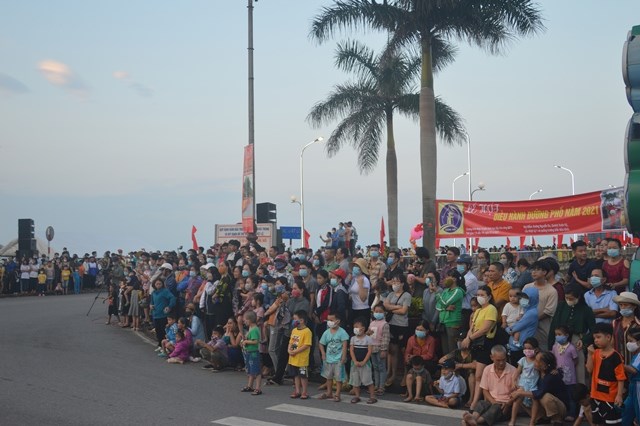 Rộn ràng lễ hội diễu hành đường phố bên bờ Nhật Lệ - ảnh 3