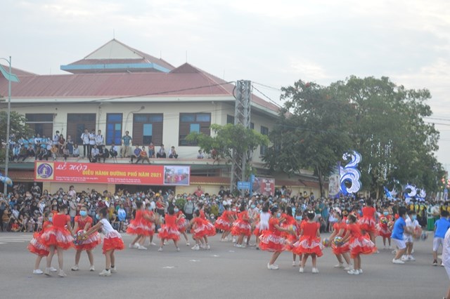Rộn ràng lễ hội diễu hành đường phố bên bờ Nhật Lệ - ảnh 1