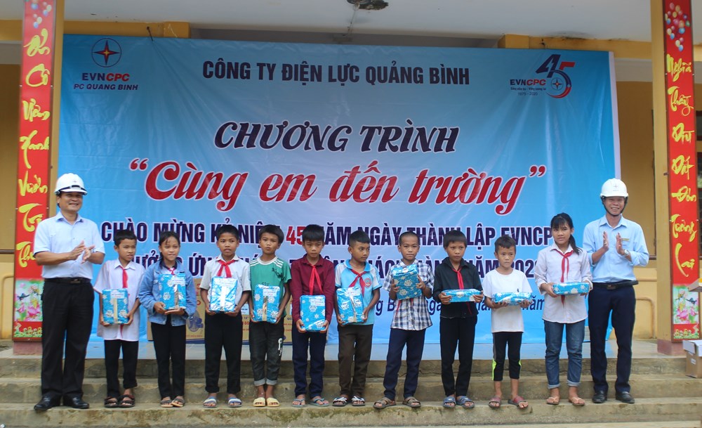 Điện lực Quảng Bình tặng quà cho học sinh khó khăn ở miền núi - ảnh 1