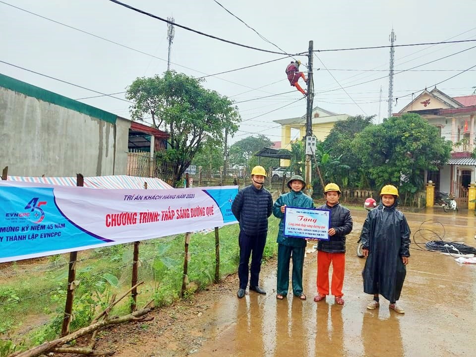 “Thắp sáng đường quê” ở vùng nông thôn khó khăn - ảnh 2