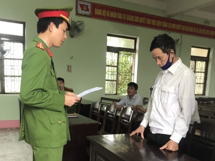 Bắt 2 đối tượng làm giả bằng khen, huân huy chương - ảnh 1
