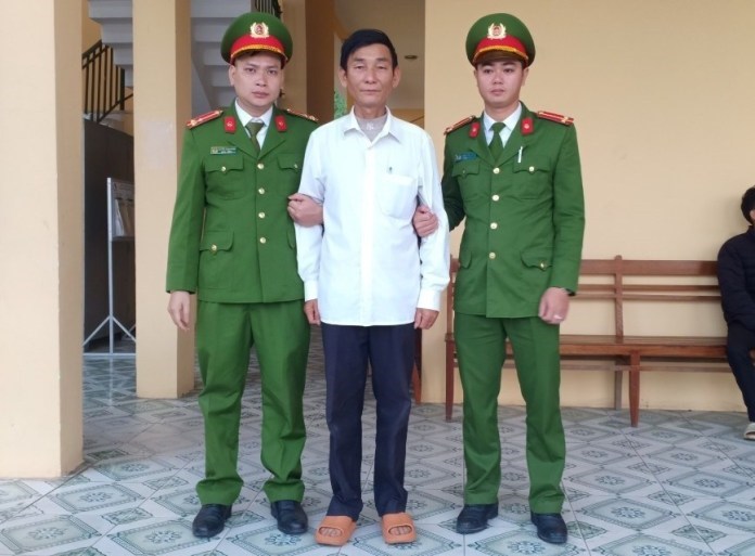 Bắt 2 đối tượng làm giả bằng khen, huân huy chương - ảnh 2