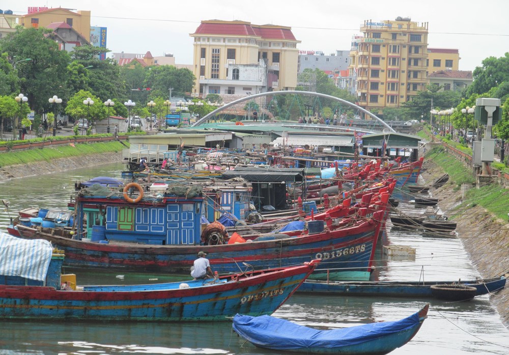 Quảng Bình: 3 tàu cá gặp nạn trên biển đang vào bờ - ảnh 1