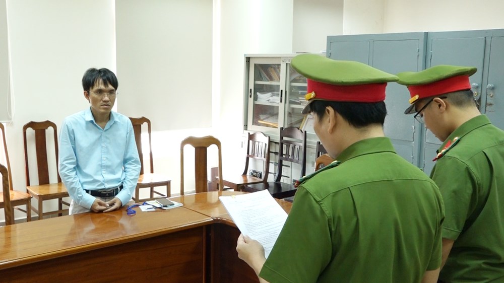 Khởi tố Trưởng phòng của BQL dự án Môi trường và biến đổi khí hậu thành phố Đồng Hới - ảnh 1