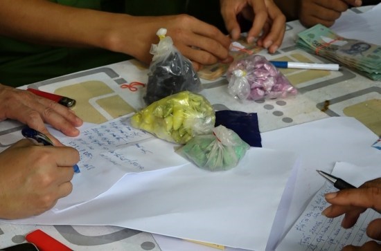 Triệt phá tụ điểm buôn bán ma túy tinh vi ở Ba Đồn - ảnh 2
