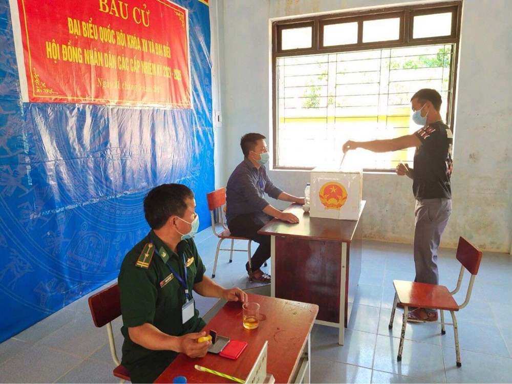 Cử tri ở nơi đại ngàn Trường Sơn hăng hái đi bầu cử sớm - ảnh 2