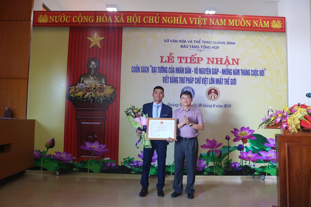 Quảng Bình: Tiếp nhận cuốn sách thư pháp về Đại tướng Võ Nguyên Giáp - ảnh 2