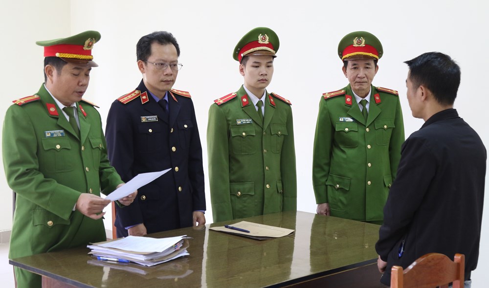 Chiếm đoạt hàng cứu trợ lũ lụt, một thanh niên bị khởi tố, bắt giam - ảnh 1