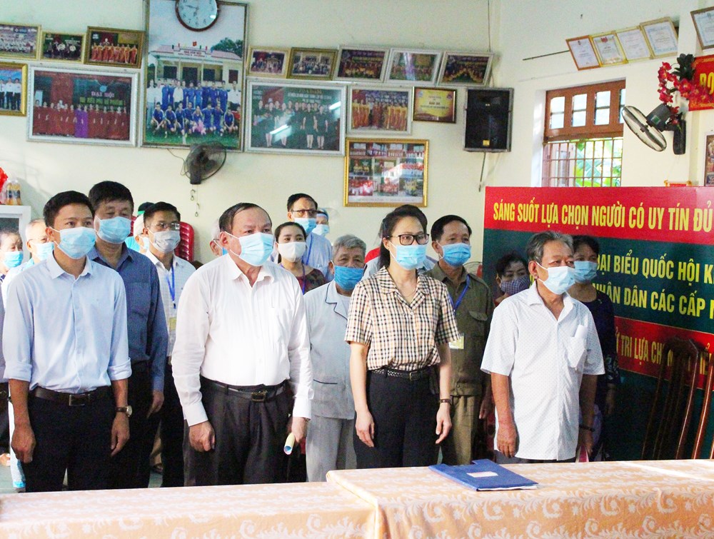 Bộ trưởng Nguyễn Văn Hùng bỏ phiếu bầu cử tại tỉnh Quảng Trị - ảnh 1