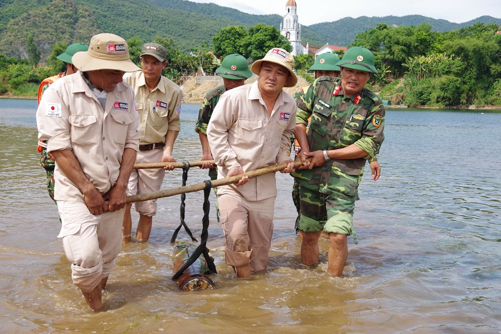 Phát hiện quả bom còn nguyên kíp nổ trên sông Gianh - ảnh 3