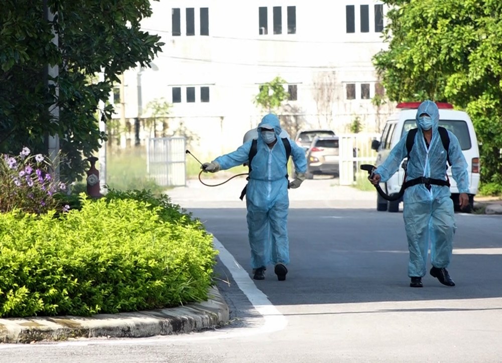 Hành khách đến Quảng Bình trên chuyến bay cùng bệnh nhân thứ 17 đang khảo sát hang động - ảnh 1