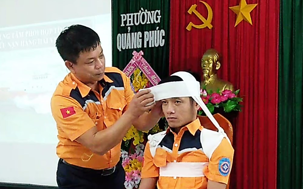 Nâng cao kiến thức pháp luật và hỗ trợ an toàn trên biển cho ngư dân - ảnh 1