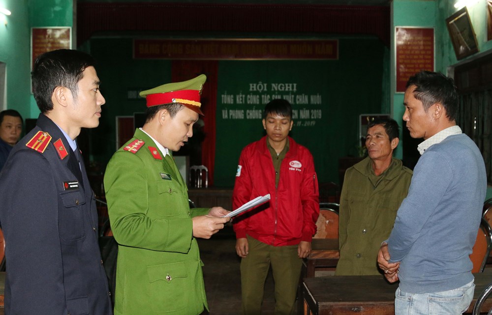 Hai cha con bị bắt giữ khi tàng trữ trái phép gần 1 tấn pháo - ảnh 2