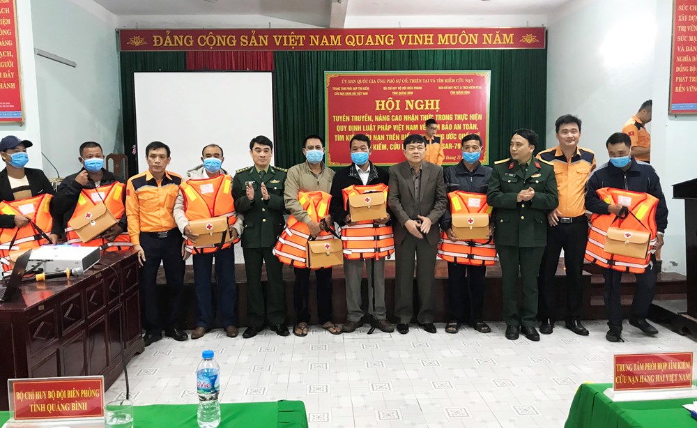 Nâng cao kiến thức pháp luật và hỗ trợ an toàn trên biển cho ngư dân - ảnh 2