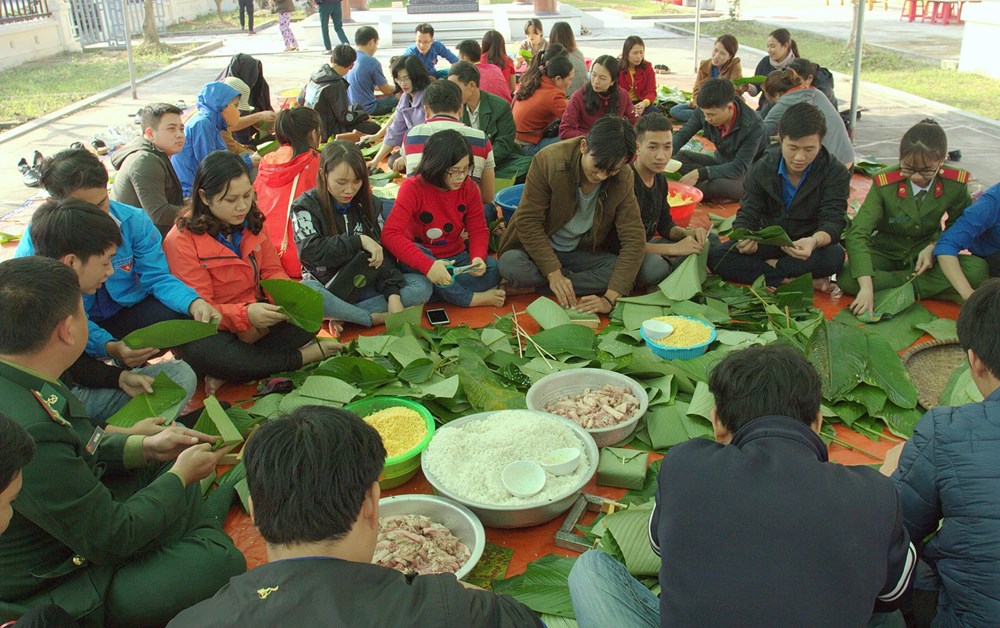 Đầm ấm lễ hội bánh chưng vì người nghèo ở Ba Đồn - ảnh 1