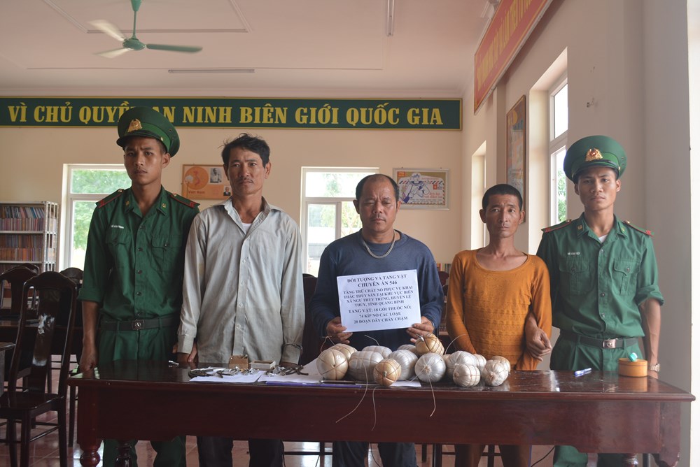 Quảng Bình: Bắt 4 đối tượng dùng 18 quả mìn để đánh cá trên biển - ảnh 1