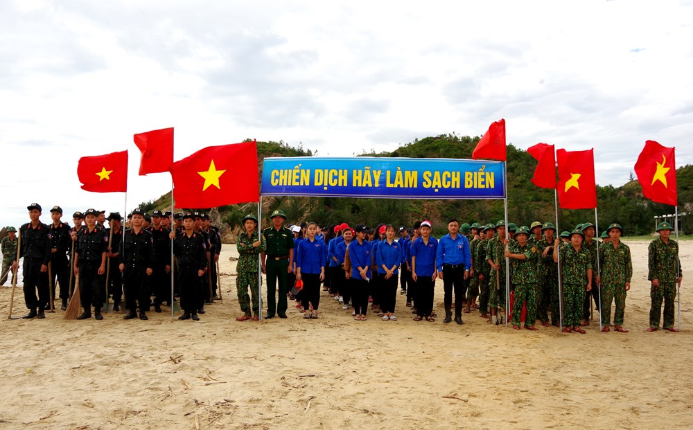 Thu gom 2 tấn rác ở điểm du lịch - bãi biển Đá Nhảy - ảnh 1