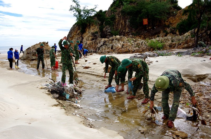 Thu gom 2 tấn rác ở điểm du lịch - bãi biển Đá Nhảy - ảnh 2