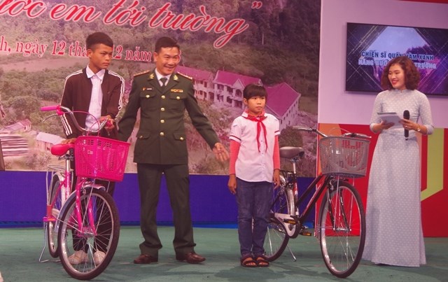 Bộ đội Biên phòng Quảng Bình "Nâng bước 80 em học sinh tới trường" - ảnh 2