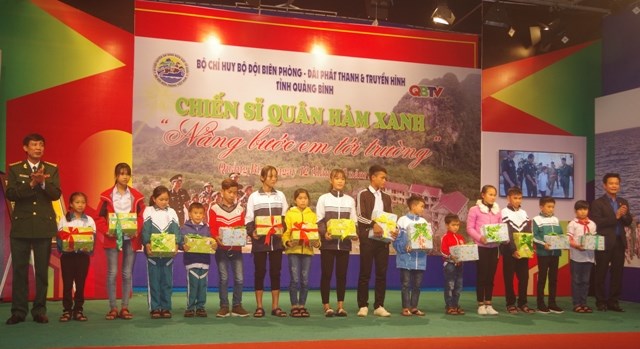 Bộ đội Biên phòng Quảng Bình "Nâng bước 80 em học sinh tới trường" - ảnh 3