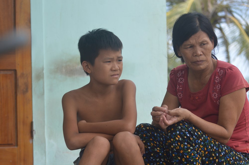 Người nhà 5 thuyền viên đỏ mắt ngóng trông về phía biển - ảnh 4