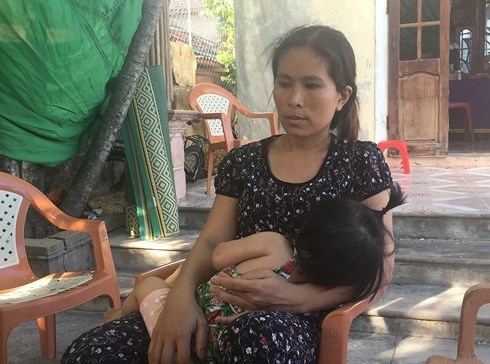 Người nhà 5 thuyền viên đỏ mắt ngóng trông về phía biển - ảnh 1