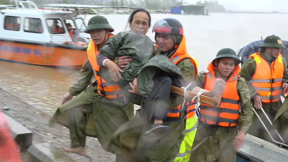 Cõng bộ, đẩy bè chuối và chở ca nô vượt lũ đưa 3 nạn nhân đi cấp cứu - ảnh 1