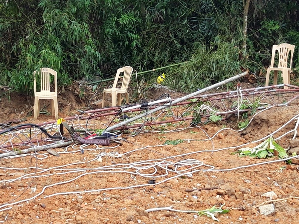 2 kỹ thuật viên Đài huyện tử vong khi tháo dỡ cột ăng ten - ảnh 1