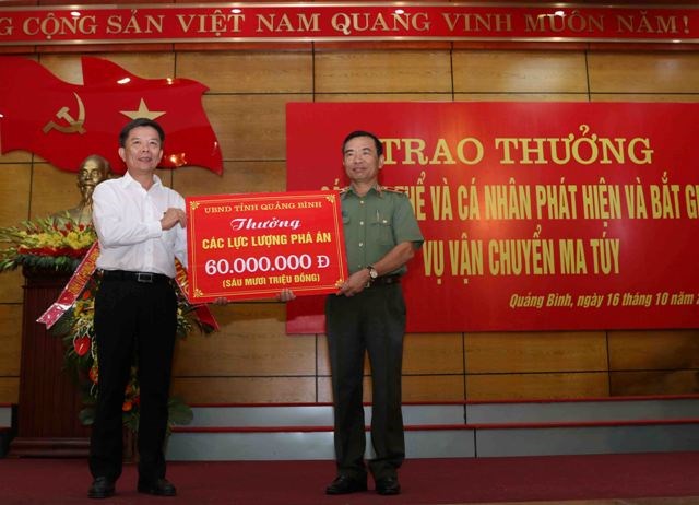 Trao thưởng 110 triệu đồng cho tập thể và cá nhân vụ bắt giữ hơn 308kg ma túy - ảnh 2