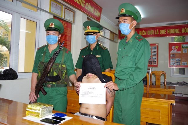 Quảng Bình: Bắt quả tang 3 đối tượng vận chuyển 1kg ma túy đá - ảnh 1