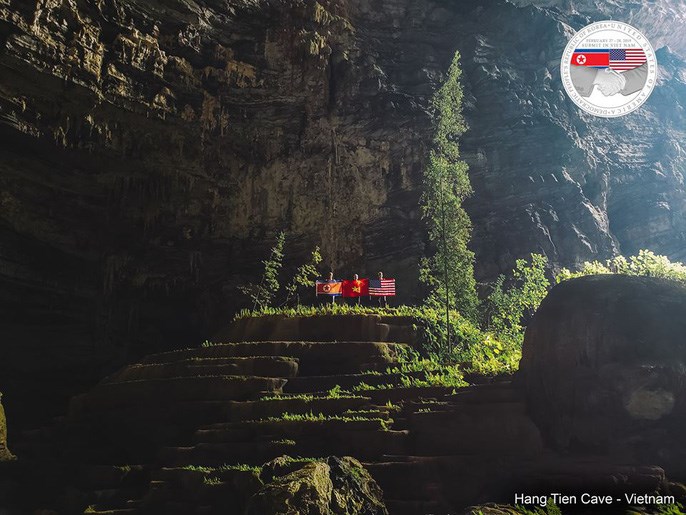 Quốc kỳ Việt - Mỹ - Triều cùng xuất hiện trong hang Sơn Đoòng - ảnh 4