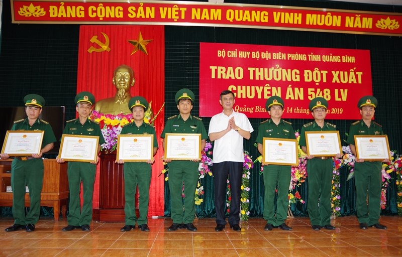 Trao thưởng 80 triệu cho Ban chuyên án triệt phá đường dây vận chuyển 100 nghìn viên ma túy - ảnh 1