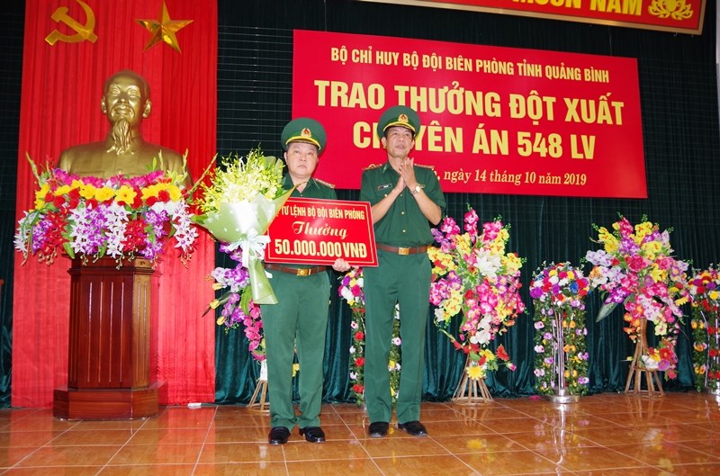 Trao thưởng 80 triệu cho Ban chuyên án triệt phá đường dây vận chuyển 100 nghìn viên ma túy - ảnh 2