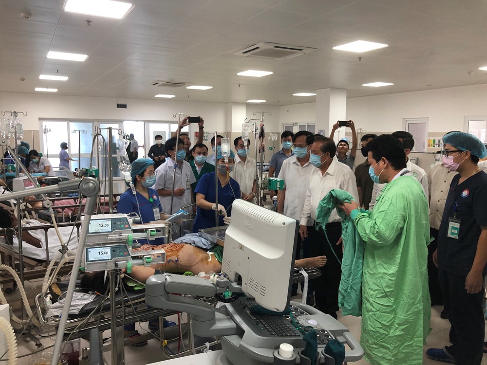 Vụ tai nạn xe khách du lịch ở Quảng Bình: Tập trung cứu người bị nạn - ảnh 1