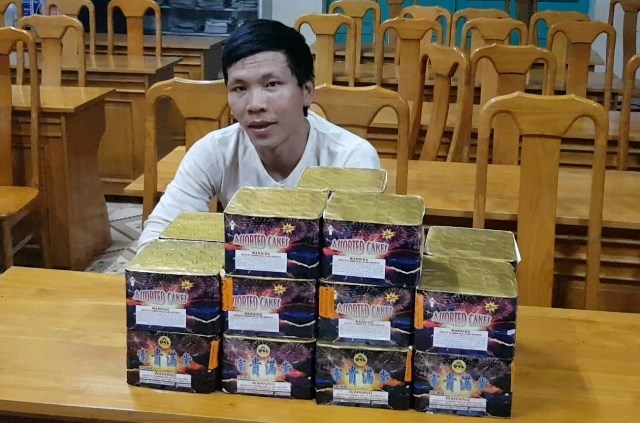 Vận chuyển trái phép 19 hộp pháo qua biên giới về dùng trong dịp Tết - ảnh 1