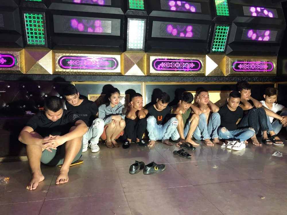 Quảng Bình: Để 10 người “bay, lắc” giữa mùa dịch, một cơ sở kinh doanh karaoke bị thu hồi giấy phép - ảnh 1