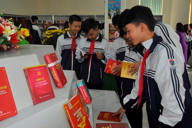 Quảng Bình: Trưng bày sách, báo “90 năm Đảng Cộng sản Việt Nam – Những dấu mốc lịch sử” - ảnh 2