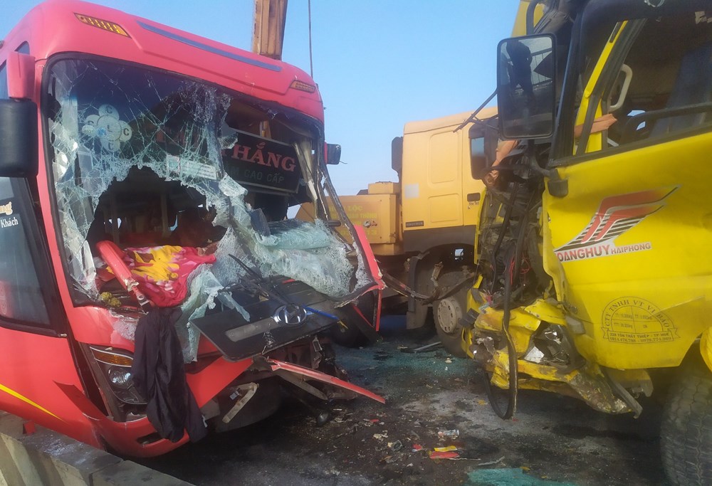 Tai nạn trên cầu Gianh, một tài xế tử vong, quốc lộ 1A ách tắc kéo dài - ảnh 1