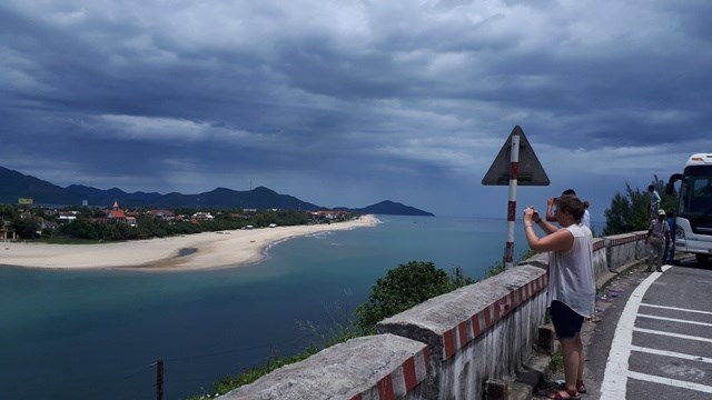 Hai du khách Hà Lan đuối nước khi tắm biển ở Lăng Cô - ảnh 1