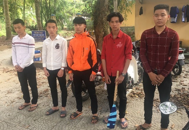 TT-HUẾ: 5 thanh niên chặn đầu và dùng rựa đập phá xe tải trong đêm - ảnh 1