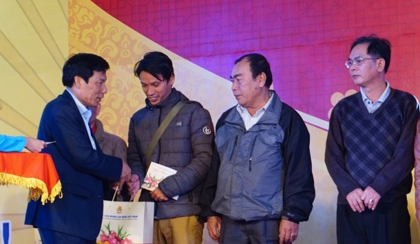 Bộ trưởng Nguyễn Ngọc Thiện thăm và chúc Tết Mẹ Việt Nam anh hùng - ảnh 4