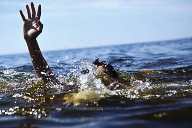 TT Huế: Bé trai 3 tuổi đuối nước thương tâm cạnh trường mầm non - ảnh 1