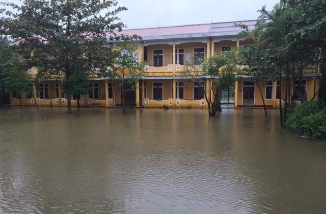 TT-HUẾ: Mưa lớn gây ngập, học sinh ở các huyện vùng trũng phải nghỉ học - ảnh 1
