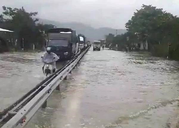 TT-HUẾ: Mưa lớn gây ngập, học sinh ở các huyện vùng trũng phải nghỉ học - ảnh 2