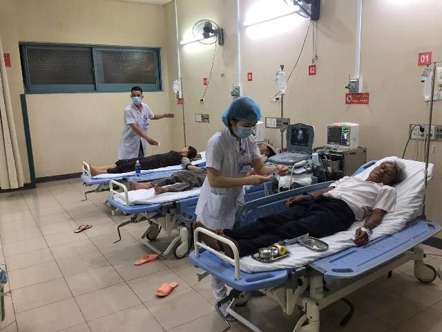 Ngộ độc tập thể sau tiệc cưới, 73 người phải nhập viện - ảnh 1