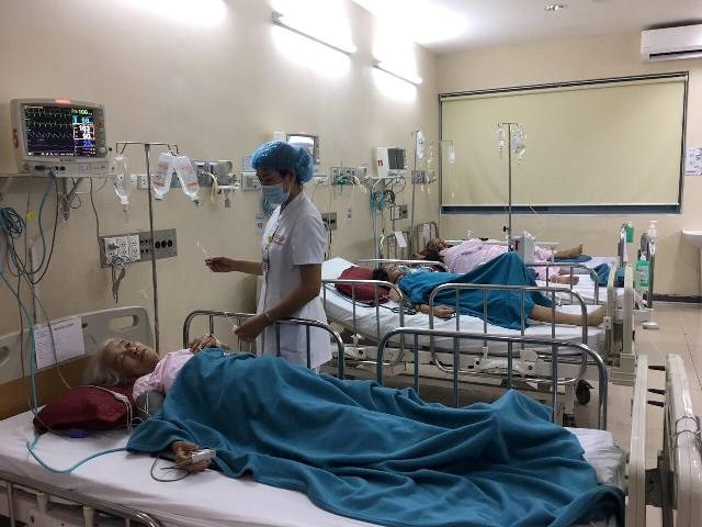 Ngộ độc tập thể sau tiệc cưới, 73 người phải nhập viện - ảnh 2